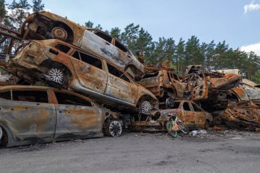 Bu fotoğrafta Irpin, Bucha bölgesinde bir kurşun ve yanmış araba görünüyor.