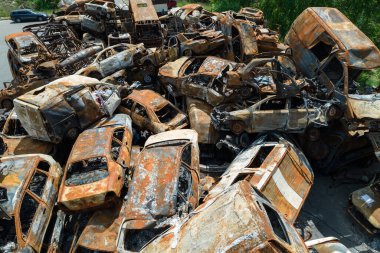 Bu fotoğrafta Irpin, Bucha bölgesinde bir kurşun ve yanmış araba görünüyor.