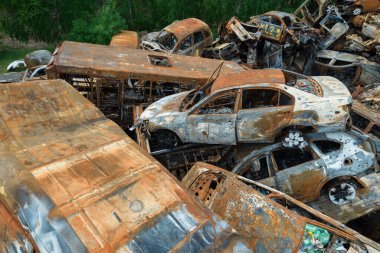 Bu fotoğrafta Irpin, Bucha bölgesinde bir kurşun ve yanmış araba görünüyor.