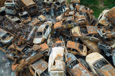 Bu fotoğrafta Irpin, Bucha bölgesinde bir kurşun ve yanmış araba görünüyor.