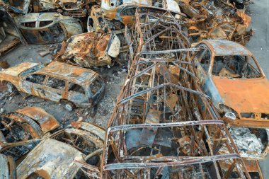 Bu fotoğrafta Irpin, Bucha bölgesinde bir kurşun ve yanmış araba görünüyor.