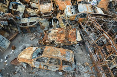 Bu fotoğrafta Irpin, Bucha bölgesinde bir kurşun ve yanmış araba görünüyor.