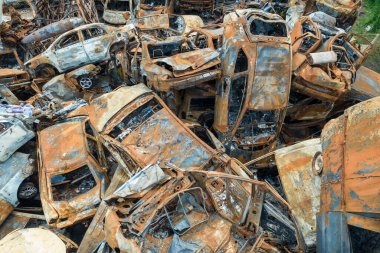 Bu fotoğrafta Irpin, Bucha bölgesinde bir kurşun ve yanmış araba görünüyor.