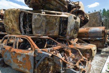 Bu fotoğrafta Irpin, Bucha bölgesinde bir kurşun ve yanmış araba görünüyor.