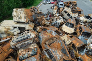 Bu fotoğrafta Irpin, Bucha bölgesinde bir kurşun ve yanmış araba görünüyor.