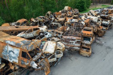 Bu fotoğrafta Irpin, Bucha bölgesinde bir kurşun ve yanmış araba görünüyor.