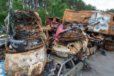 Bu fotoğrafta Irpin, Bucha bölgesinde bir kurşun ve yanmış araba görünüyor.