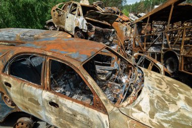 Bu fotoğrafta Irpin, Bucha bölgesinde bir kurşun ve yanmış araba görünüyor.