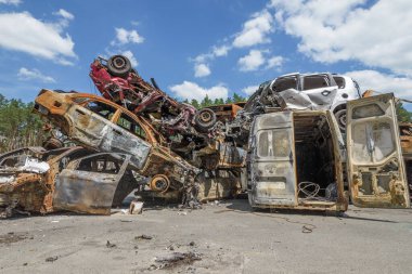 Bu fotoğrafta Irpin, Bucha bölgesinde bir kurşun ve yanmış araba görünüyor.