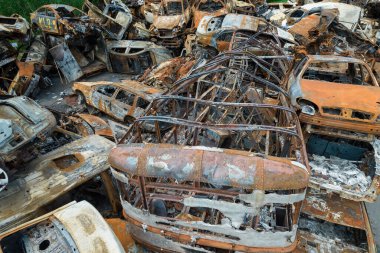 Bu fotoğrafta Irpin, Bucha bölgesinde bir kurşun ve yanmış araba görünüyor.