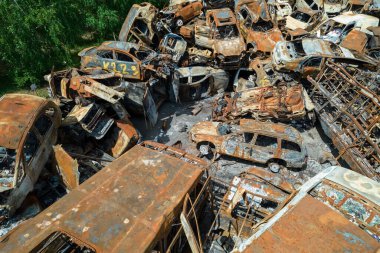 Bu fotoğrafta Irpin, Bucha bölgesinde bir kurşun ve yanmış araba görünüyor.