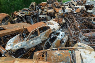 Bu fotoğrafta Irpin, Bucha bölgesinde bir kurşun ve yanmış araba görünüyor.