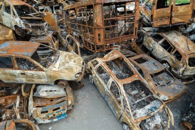 Bu fotoğrafta Irpin, Bucha bölgesinde bir kurşun ve yanmış araba görünüyor.