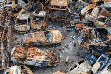 Bu fotoğrafta Irpin, Bucha bölgesinde bir kurşun ve yanmış araba görünüyor.