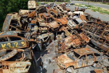 Bu fotoğrafta Irpin, Bucha bölgesinde bir kurşun ve yanmış araba görünüyor.