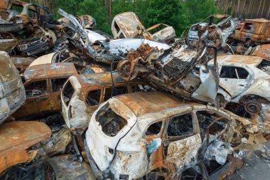 Bu fotoğrafta Irpin, Bucha bölgesinde bir kurşun ve yanmış araba görünüyor.