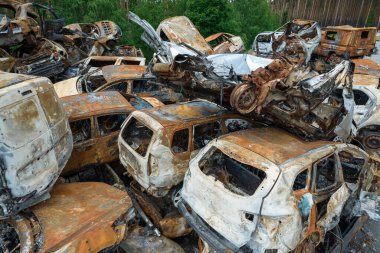 Bu fotoğrafta Irpin, Bucha bölgesinde bir kurşun ve yanmış araba görünüyor.