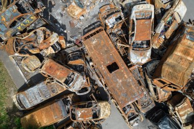 Bu fotoğrafta Irpin, Bucha bölgesinde bir kurşun ve yanmış araba görünüyor.