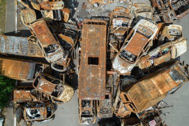 Bu fotoğrafta Irpin, Bucha bölgesinde bir kurşun ve yanmış araba görünüyor.