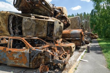 Bu fotoğrafta Irpin, Bucha bölgesinde bir kurşun ve yanmış araba görünüyor.