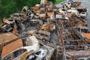 Bu fotoğrafta Irpin, Bucha bölgesinde bir kurşun ve yanmış araba görünüyor.