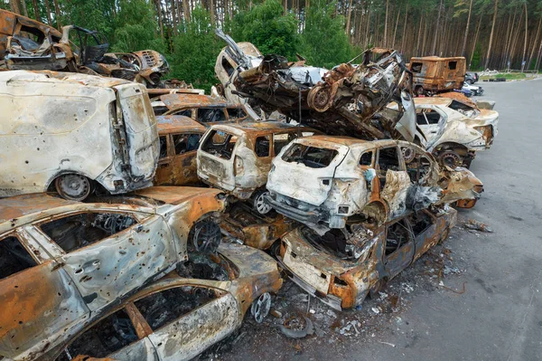 Bu fotoğrafta Irpin, Bucha bölgesinde bir kurşun ve yanmış araba görünüyor.