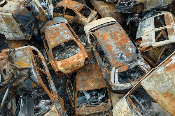 Zdjęcie Pokazuje Wysypisko Wystrzelonych Spalonych Samochodów Irpin Okręg Bucha — Zdjęcie stockowe