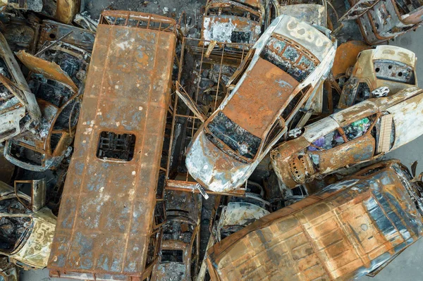 这张库存照片显示了在Bucha区Irpin的一辆被枪杀和烧毁的汽车的垃圾堆 — 图库照片