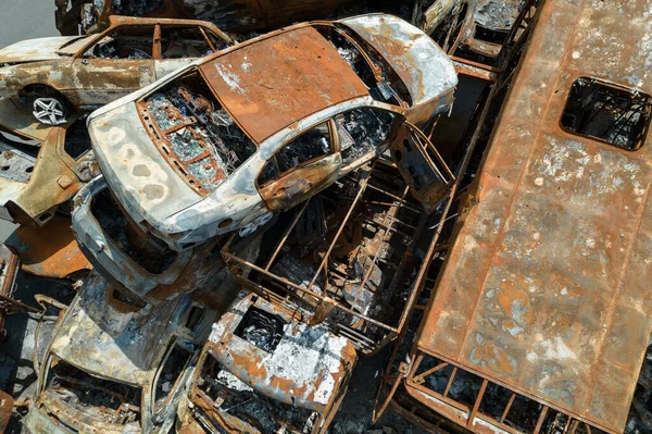 Zdjęcie Pokazuje Wysypisko Wystrzelonych Spalonych Samochodów Irpin Okręg Bucha — Zdjęcie stockowe