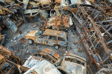 Bu fotoğrafta Irpin, Bucha bölgesinde bir kurşun ve yanmış araba görünüyor.