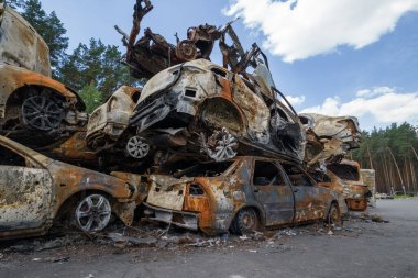 Bu fotoğrafta Irpin, Bucha bölgesinde bir kurşun ve yanmış araba görünüyor.