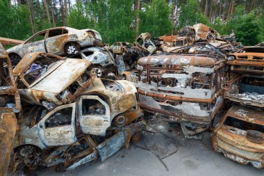 Bu fotoğrafta Irpin, Bucha bölgesinde bir kurşun ve yanmış araba görünüyor.