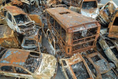 Bu fotoğrafta Irpin, Bucha bölgesinde bir kurşun ve yanmış araba görünüyor.