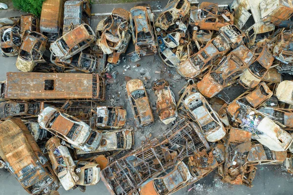 Bu fotoğrafta Irpin, Bucha bölgesinde bir kurşun ve yanmış araba görünüyor.