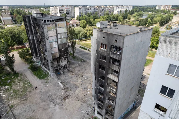 このストックフォトは ウクライナでの戦争の余波を示しています ブチャ地区ボロディアンカの破壊された住宅ビル — ストック写真