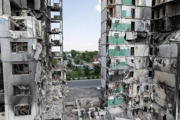 このストックフォトは ウクライナでの戦争の余波を示しています ブチャ地区ボロディアンカの破壊された住宅ビル — ストック写真