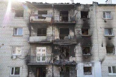 Bu stok fotoğrafı Ukrayna 'nın Makariv kentindeki savaştan zarar görmüş binaları gösteriyor.