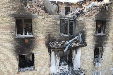 Bu stok fotoğrafı Ukrayna 'nın Makariv kentindeki savaştan zarar görmüş binaları gösteriyor.