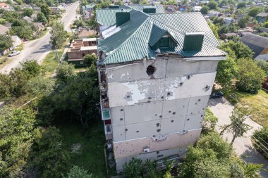 Bu stok fotoğrafı Ukrayna 'nın Makariv kentindeki savaştan zarar görmüş binaları gösteriyor.