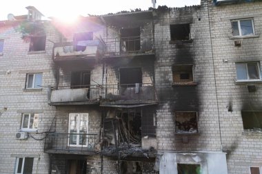 Bu stok fotoğrafı Ukrayna 'nın Makariv kentindeki savaştan zarar görmüş binaları gösteriyor.