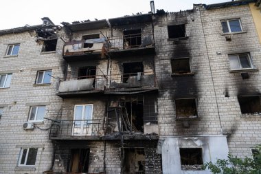 Bu stok fotoğrafı Ukrayna 'nın Makariv kentindeki savaştan zarar görmüş binaları gösteriyor.