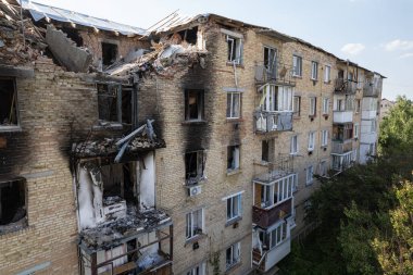 Bu stok fotoğrafı Ukrayna 'nın Makariv kentindeki savaştan zarar görmüş binaları gösteriyor.
