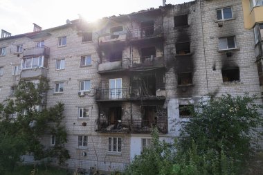 Bu stok fotoğrafı Ukrayna 'nın Makariv kentindeki savaştan zarar görmüş binaları gösteriyor.