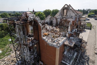 Bu stok fotoğrafı Ukrayna 'nın Makariv kentindeki savaştan zarar görmüş binaları gösteriyor.