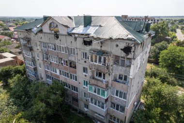 Bu stok fotoğrafı Ukrayna 'nın Makariv kentindeki savaştan zarar görmüş binaları gösteriyor.