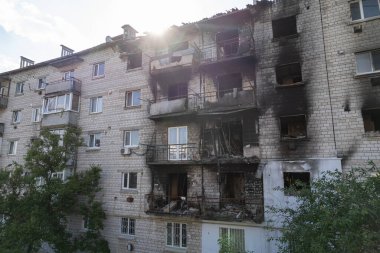 Bu stok fotoğrafı Ukrayna 'nın Makariv kentindeki savaştan zarar görmüş binaları gösteriyor.