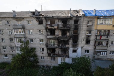 Bu stok fotoğrafı Ukrayna 'nın Makariv kentindeki savaştan zarar görmüş binaları gösteriyor.