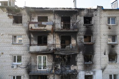 Bu stok fotoğrafı Ukrayna 'nın Makariv kentindeki savaştan zarar görmüş binaları gösteriyor.