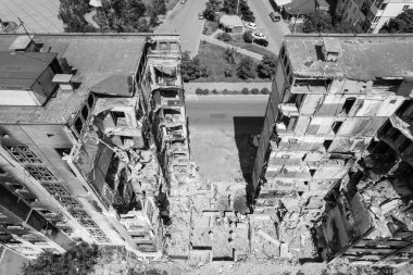 Bu siyah-beyaz fotoğraf Ukrayna 'daki savaşın sonucunu gösteriyor. Borodyanka, Bucha bölgesindeki yıkılan bir yerleşim yeri.