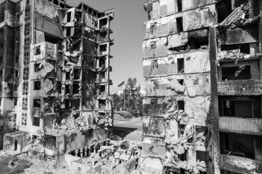 Bu siyah-beyaz fotoğraf Ukrayna 'daki savaşın sonucunu gösteriyor. Borodyanka, Bucha bölgesindeki yıkılan bir yerleşim yeri.